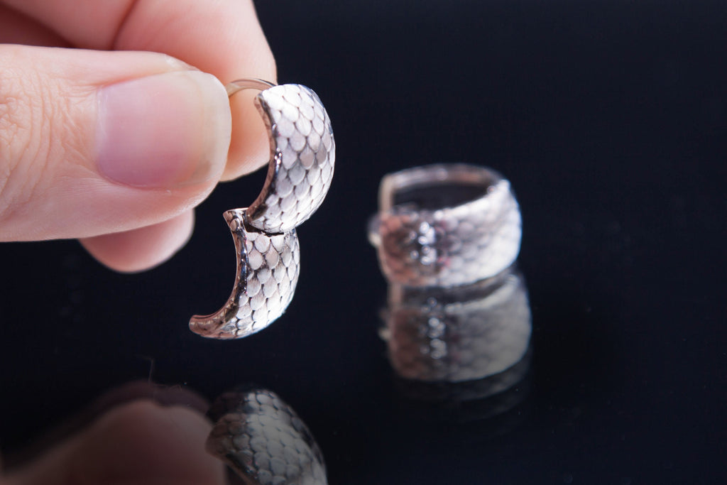 Unisex silver hoop earring with scale pattern