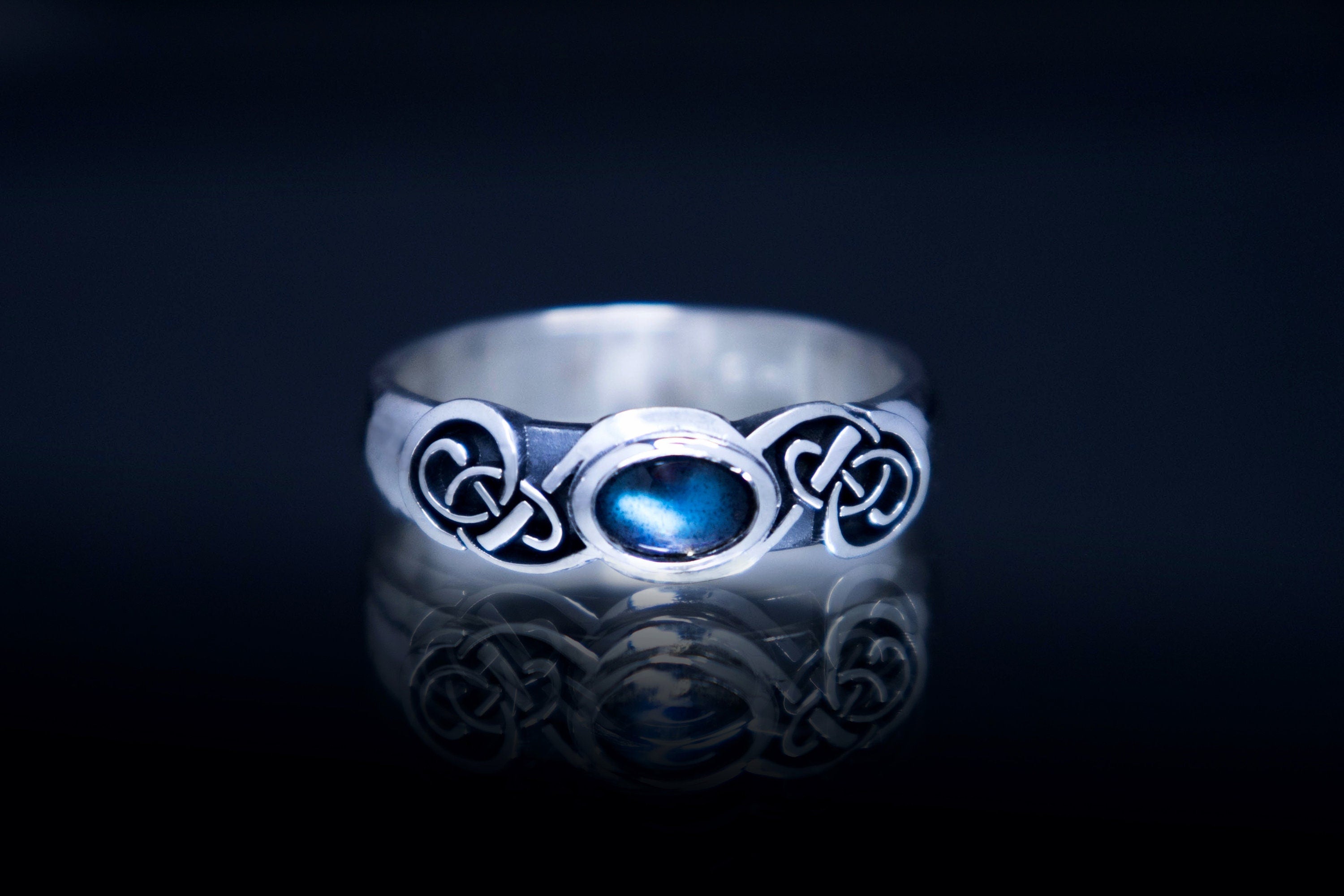 silver ring with blue labradorite and knotwork, artisan jewelry