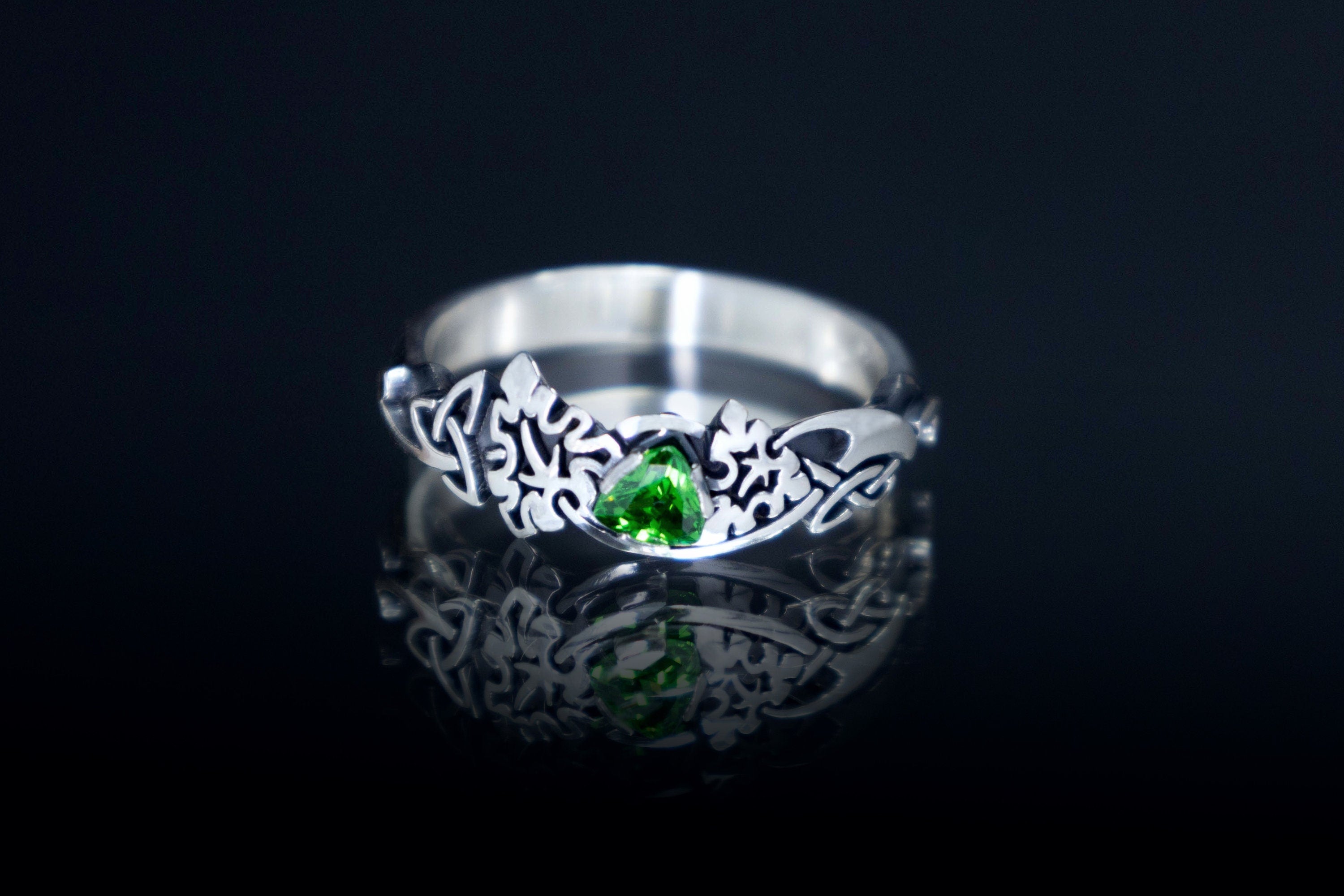 Green gemstone fantasy ring, fairy magic band