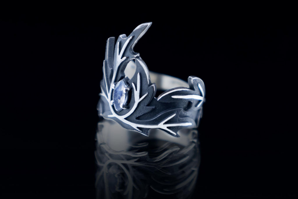 Elven fantasy silver ring with leaf crown design