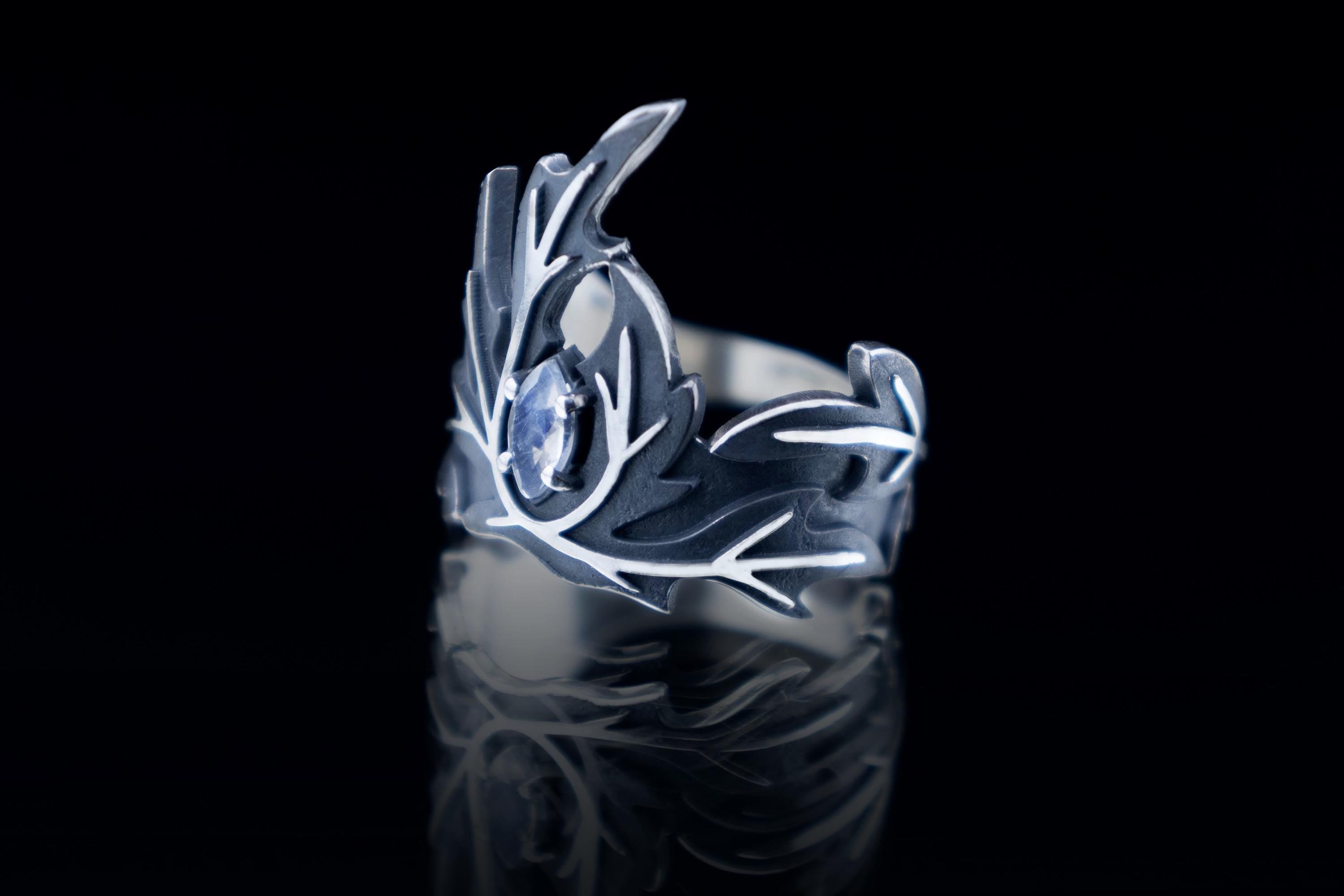 Elven fantasy silver ring with leaf crown design