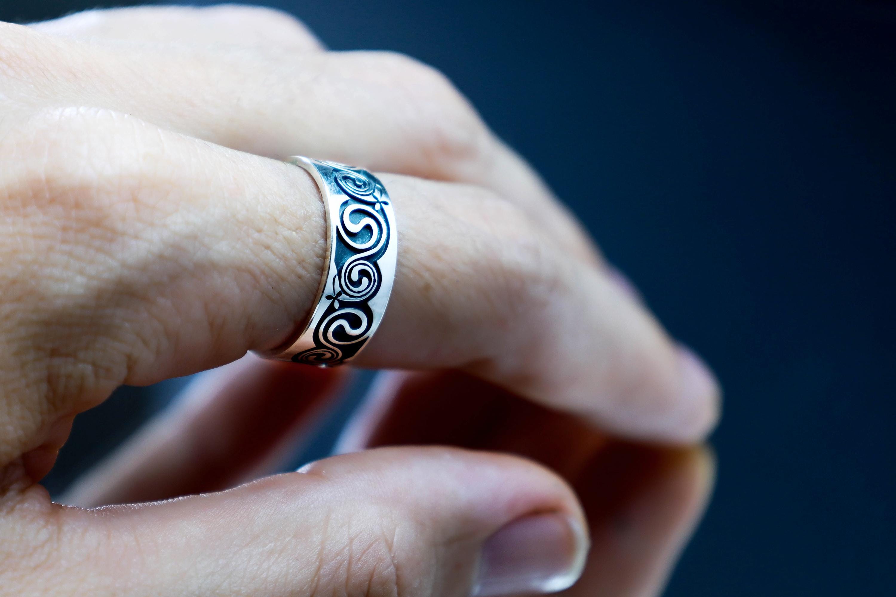 celtic ring with oxidized pattern
