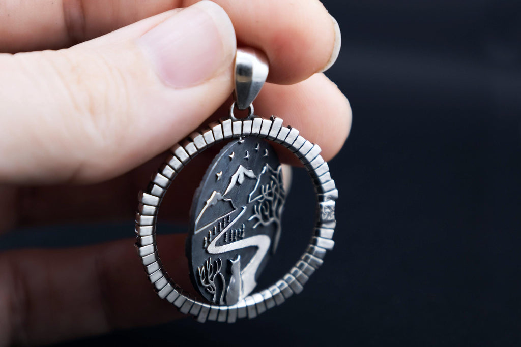 Fantasy necklace with rotating center element