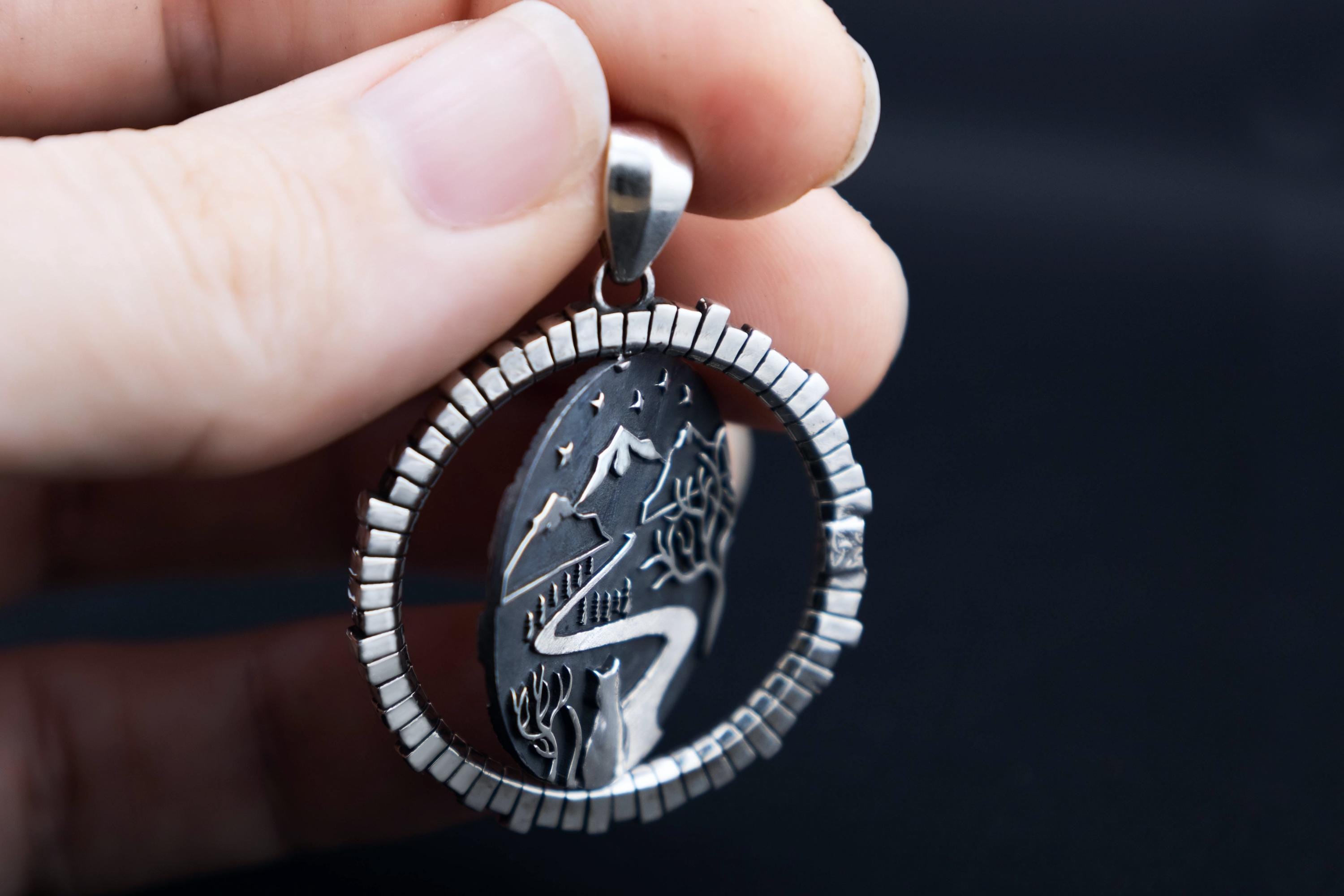 Fantasy necklace with rotating center element