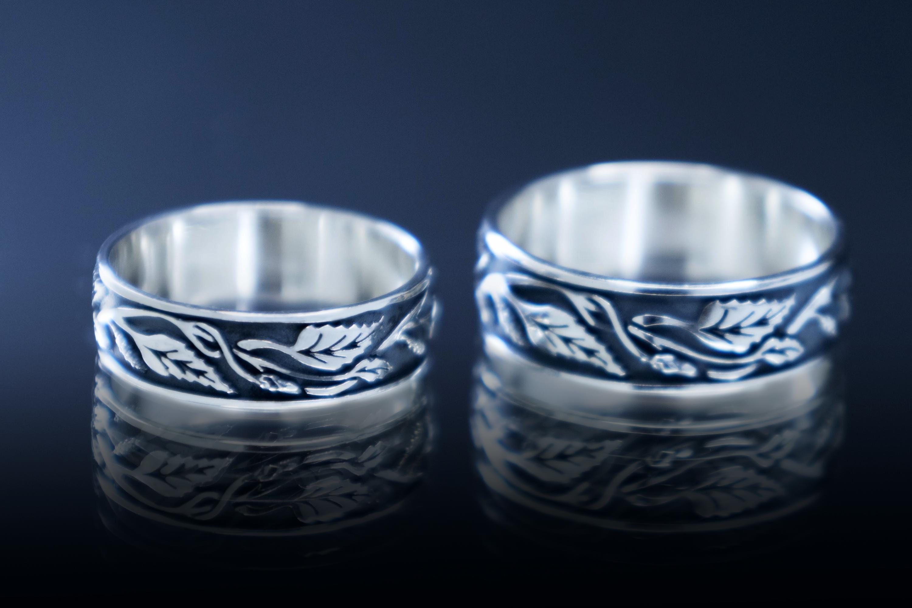Botanical silver ring with leaf ornament