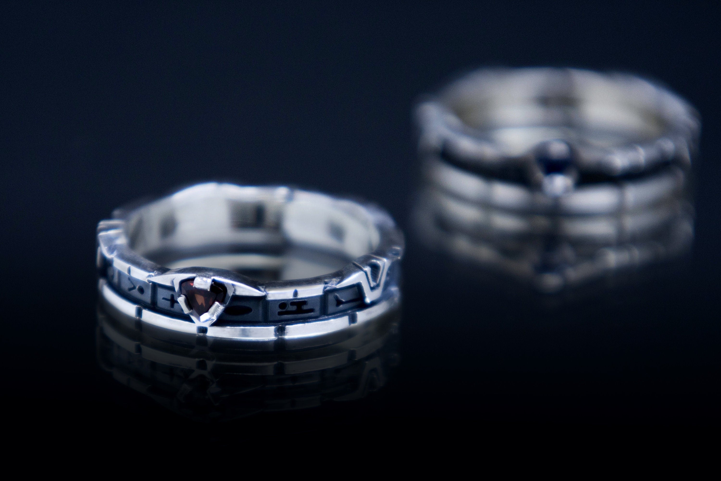 Stargate patterned ring with garnet