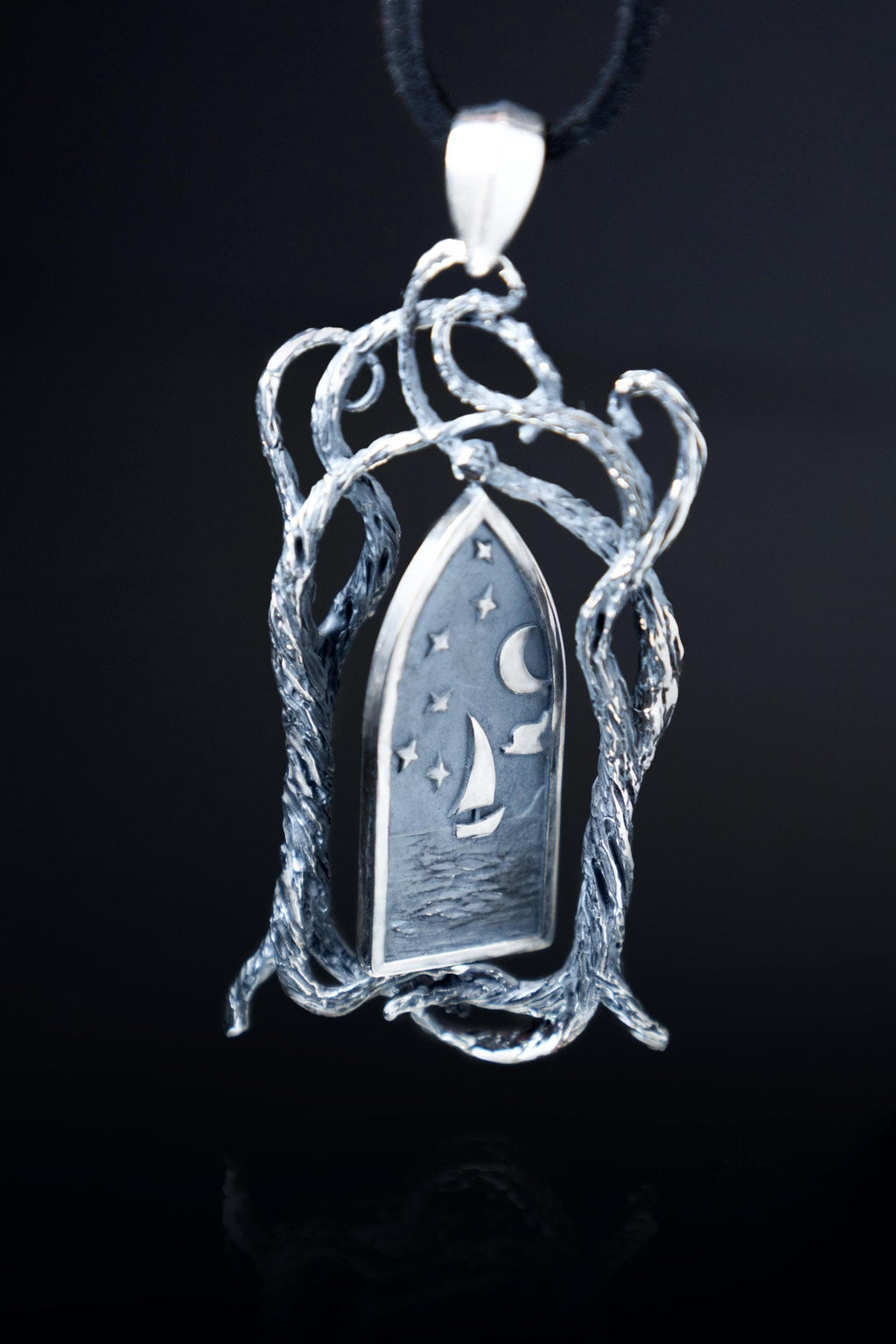 Sterling silver elven spinning pendant with garnets