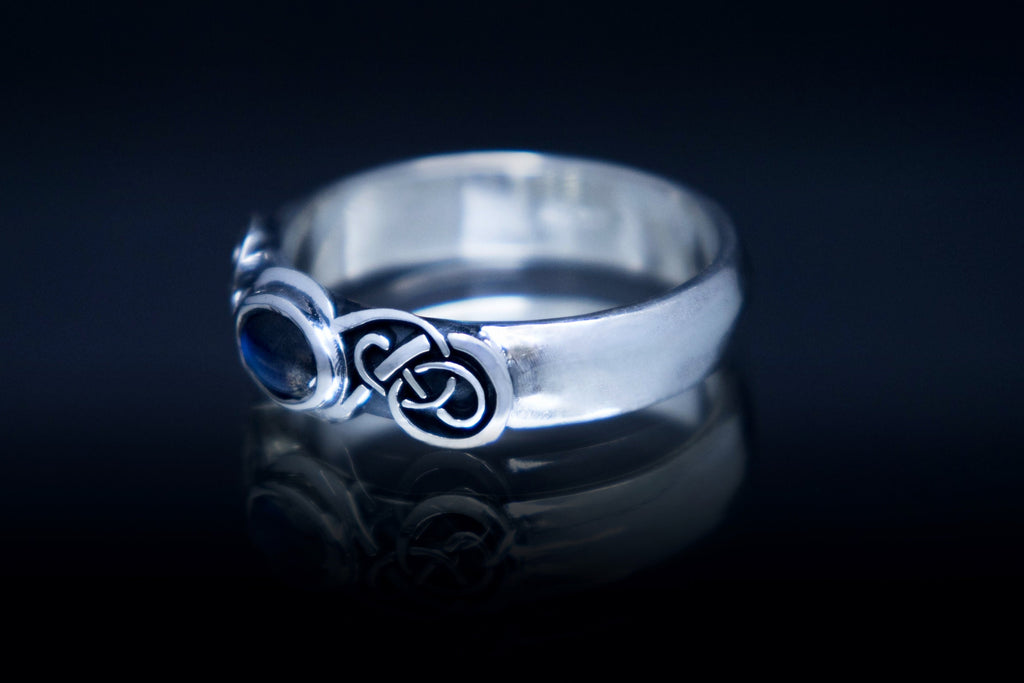 Side view of Celtic silver ring with labradorite