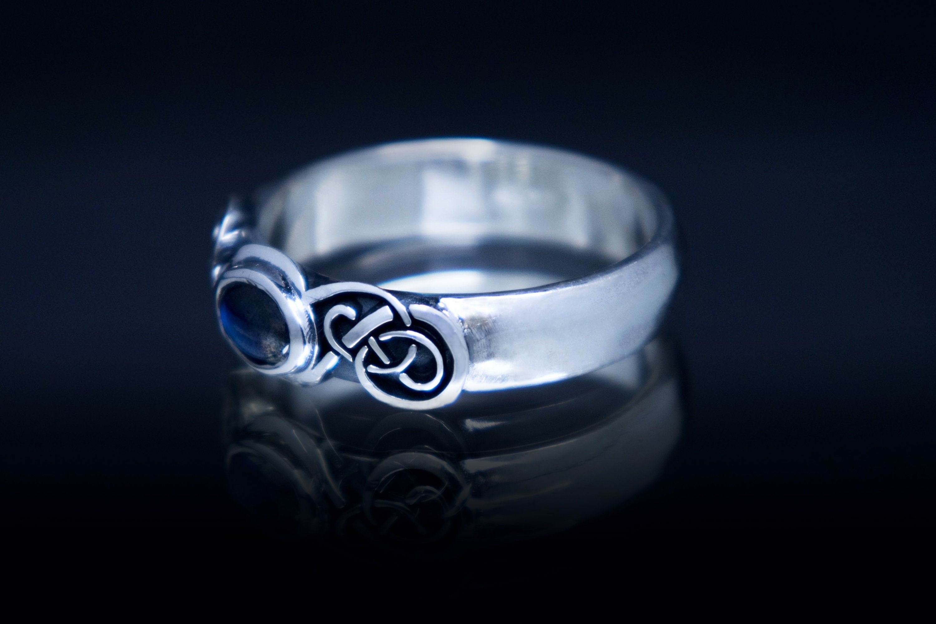 Side view of Celtic silver ring with labradorite