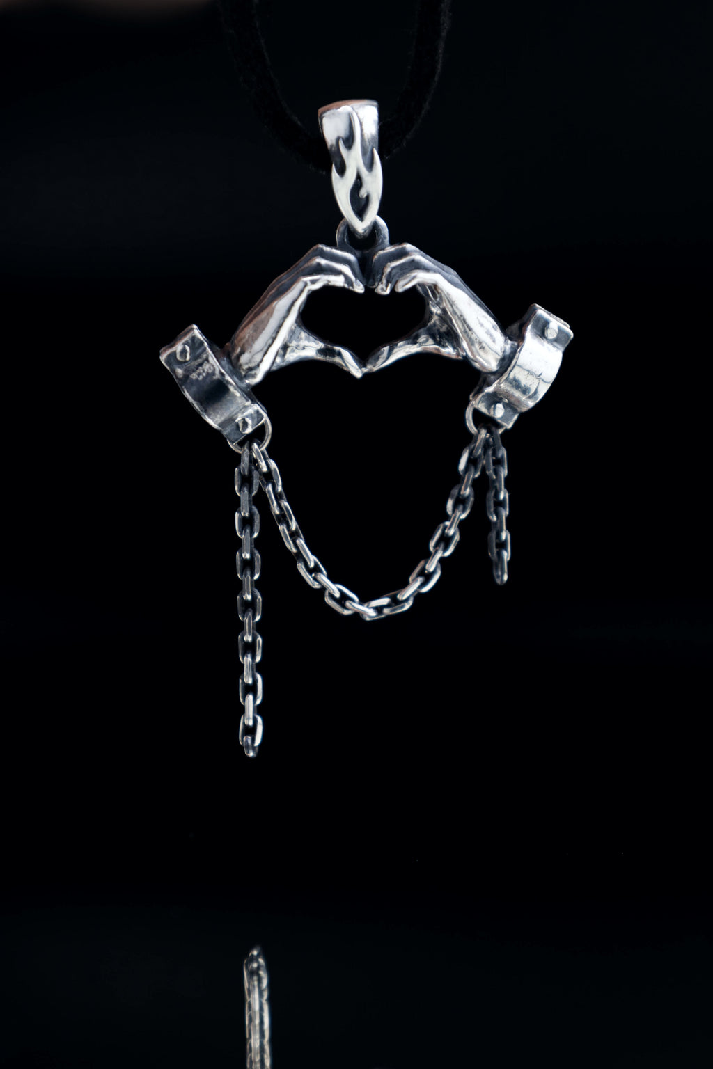 "Love is stronger than chains" silver necklace, political prisoners support symbol
Любовь сильнее страха, поддержка политических заключённых
