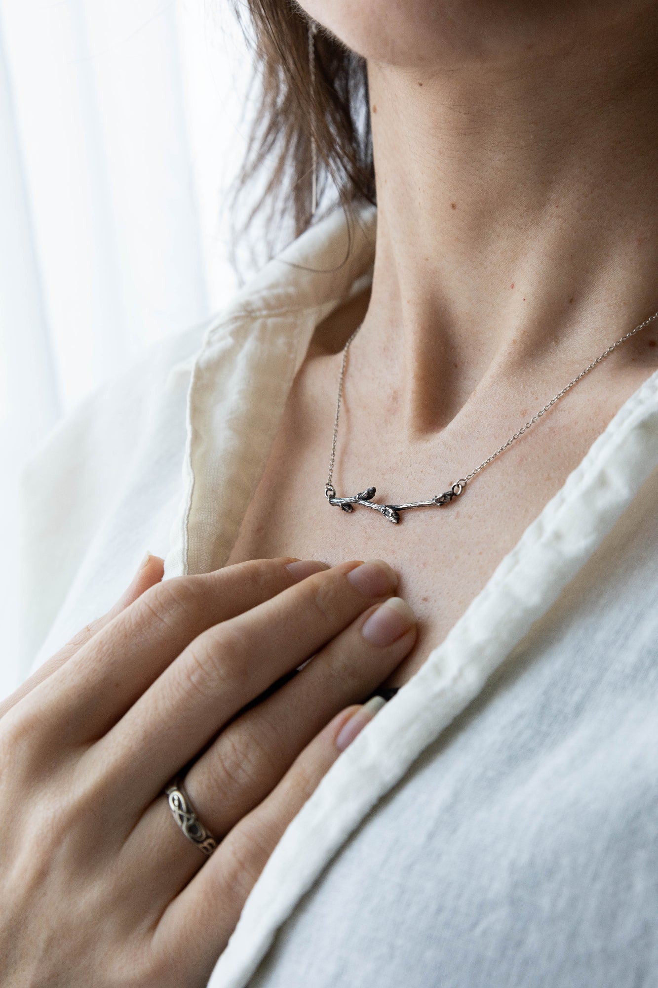 horizontal branch necklace silver in wearing