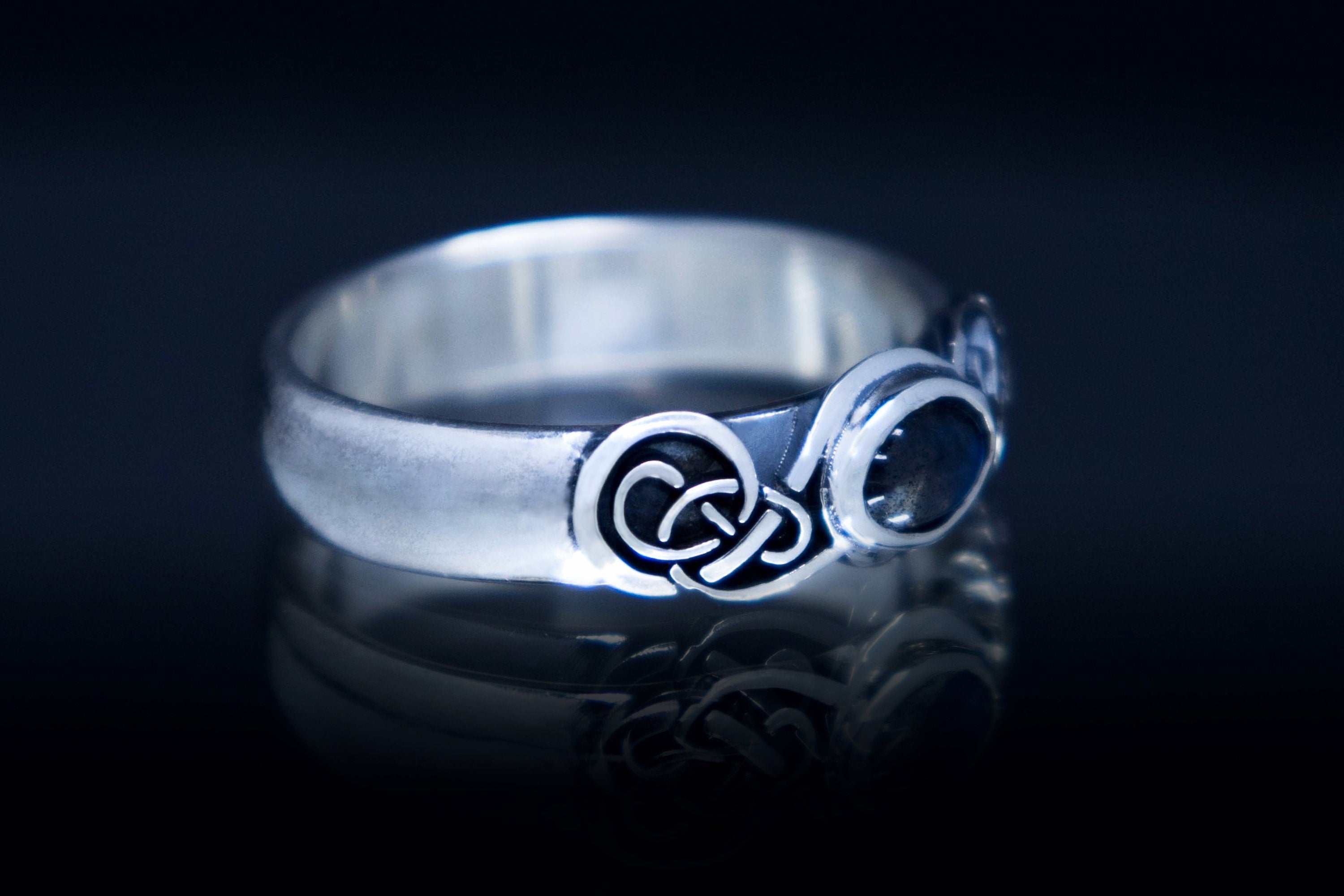 Side view of Celtic silver ring with labradorite