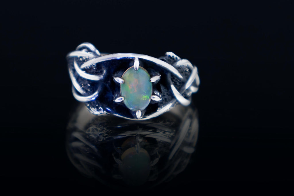 Mystic statement ring with flowing root-like silver design